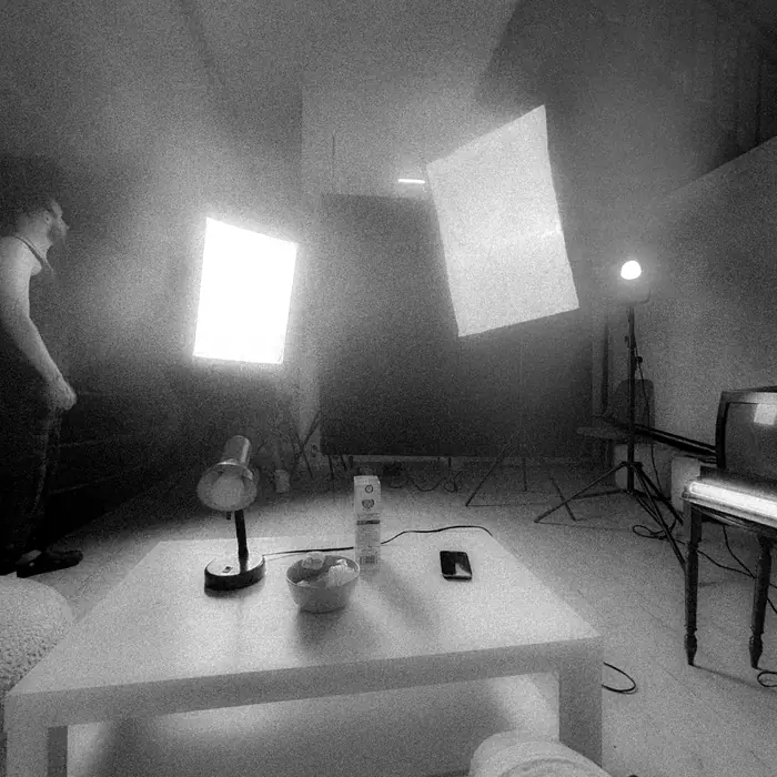 Sisli bir sette softbox ışıkları ve masa